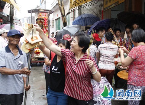 信众将纸钱插到三叉上，祈祷小孩身体安康